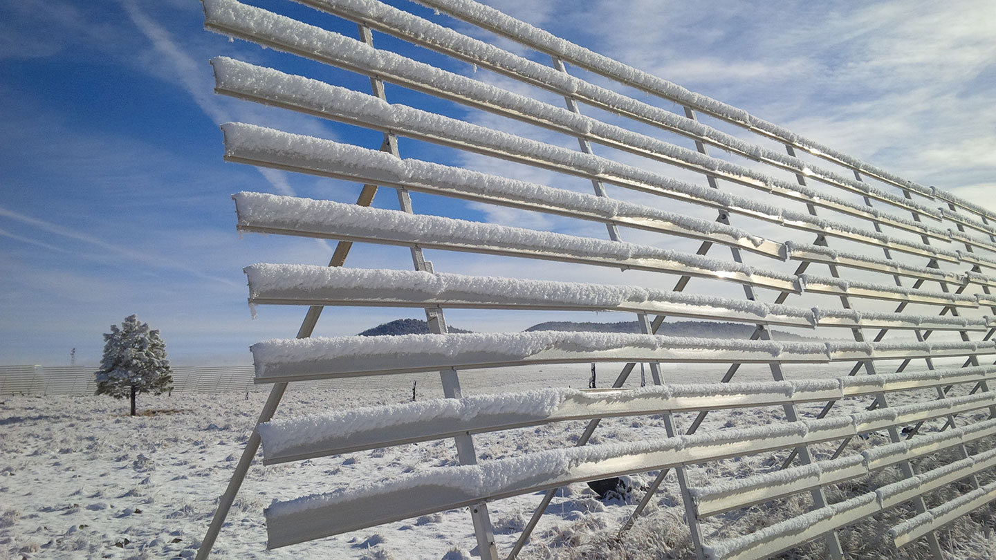 How does a snow fence work?