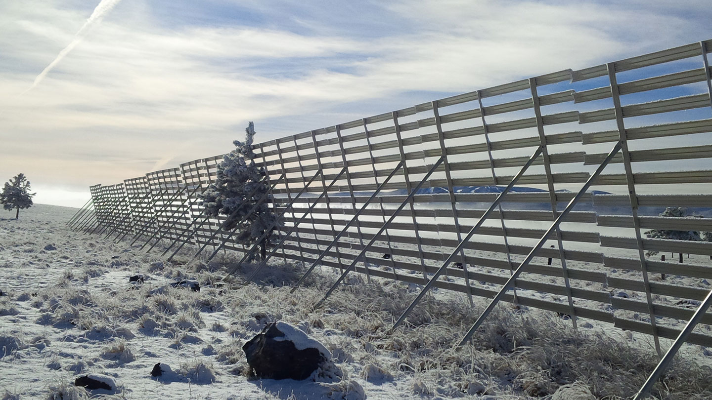 How does a snow fence work?