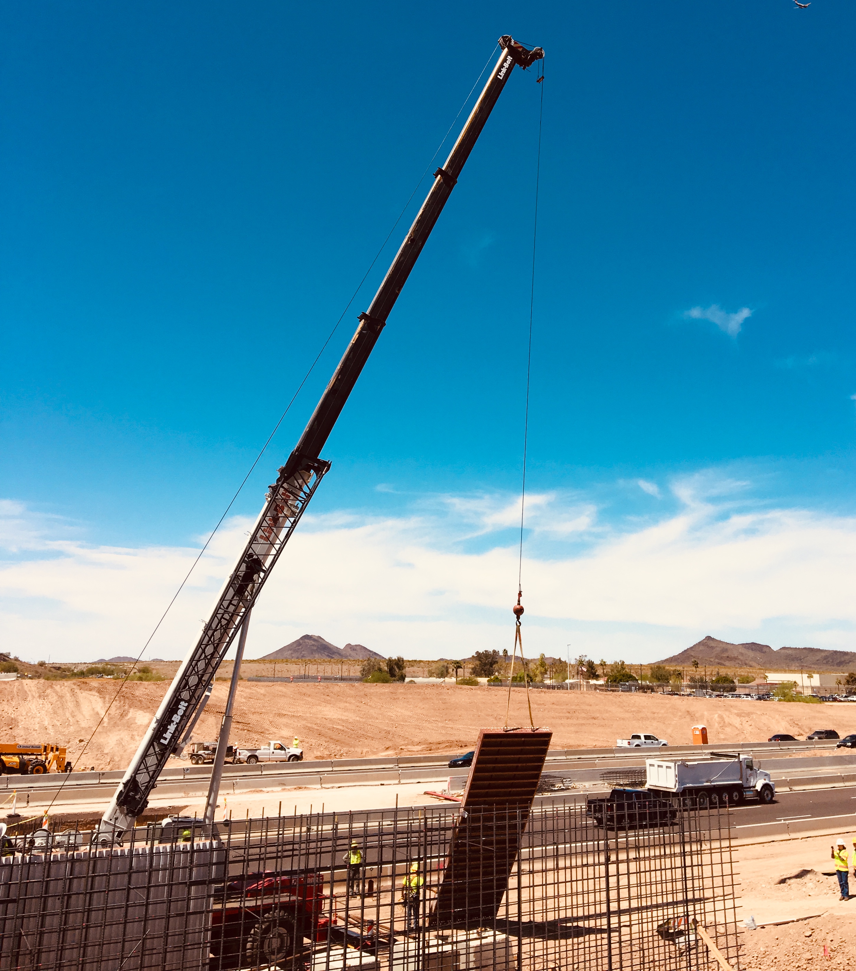 2019-0417-crane-at-i-17-at-pp-and-hv-roads