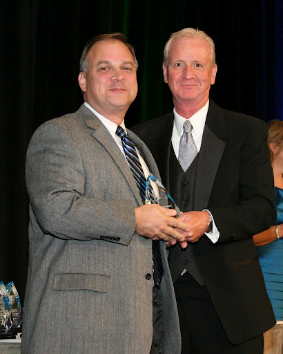ADOT Director John Halikowski, left, accepts award from Donor Network of Arizona CEO, Tim Brown.