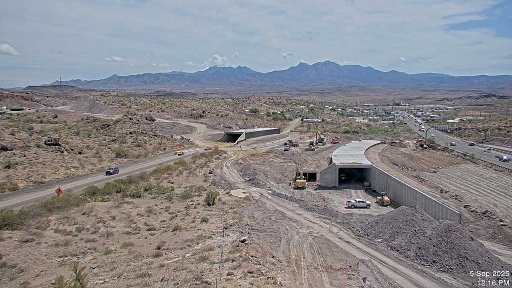 I-40/US 93 West Kingman TI: construction of underpass with crews and equipment