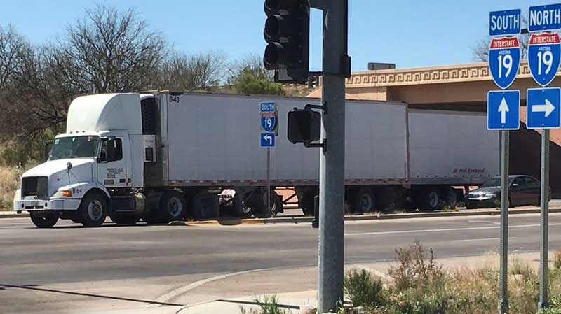 Semitrailer using State Route 189 in Nogales