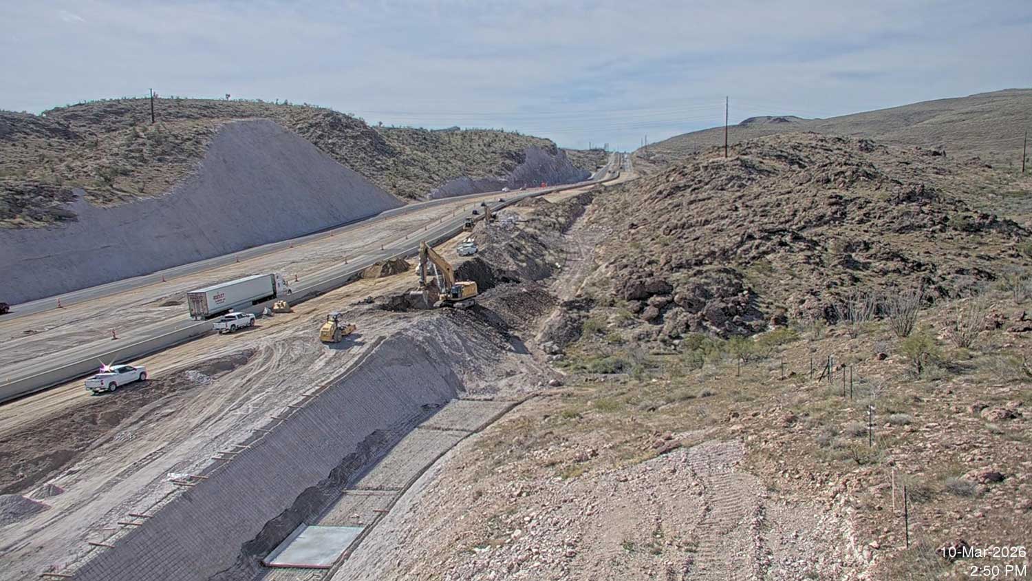 Ongoing interchange construction work at I-40 and US 93 west of Kingman.