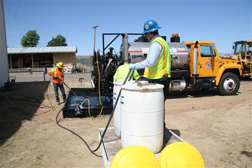 oil-truck-cleaning-in-catch-basin