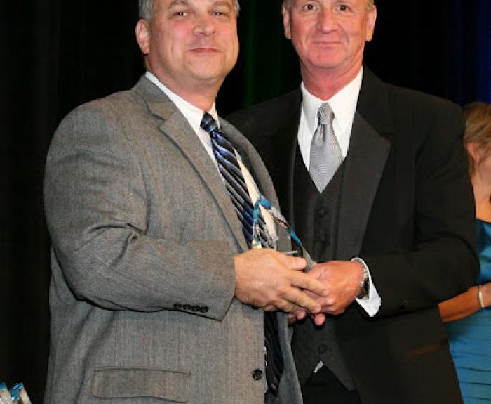ADOT Director John Halikowski, left, accepts award from Donor Network of Arizona CEO, Tim Brown.