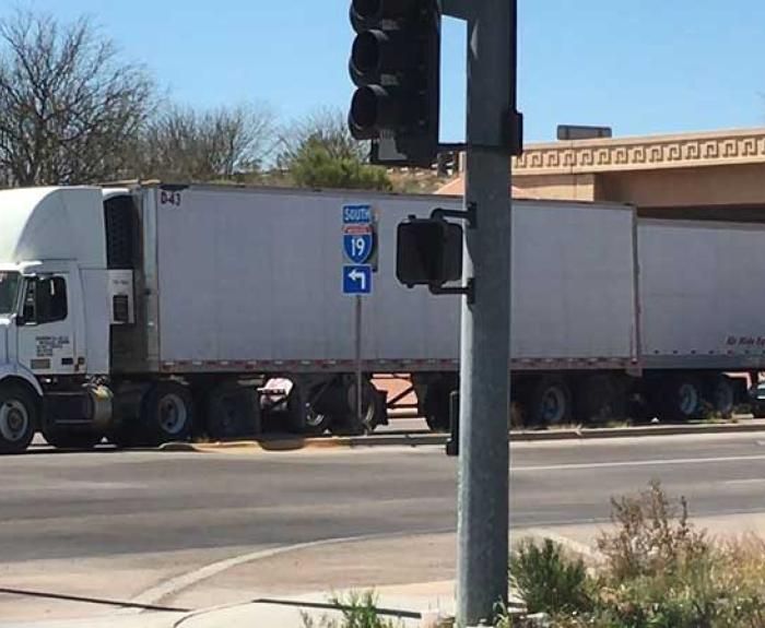 Semitrailer using State Route 189 in Nogales